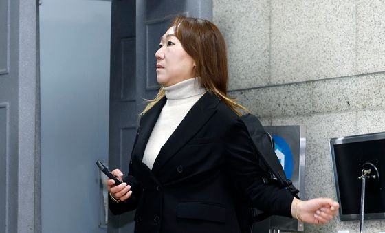 강혜경 씨, 증인으로 공판 출석