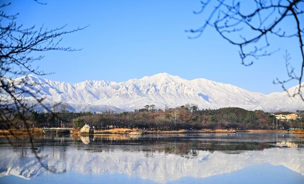 영랑호에서 바라본 설악산 설경