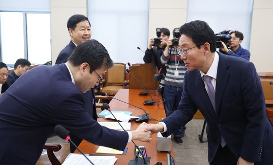 통상교섭본부장과 인사하는 김상훈 위원장