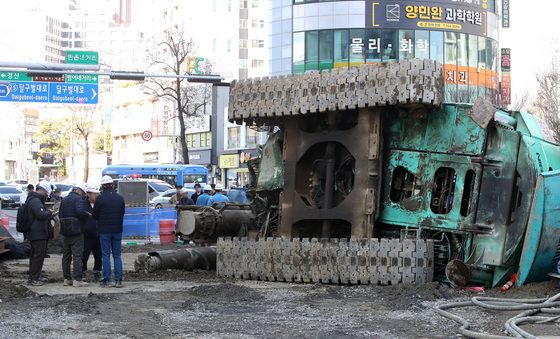 대구 만촌네거리 공사장 천공기 전도…3명 부상
