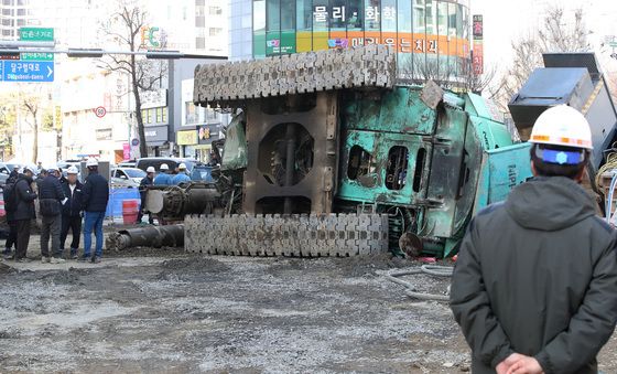 대구 만촌네거리 공사장서 천공기 쓰러져 3명 부상