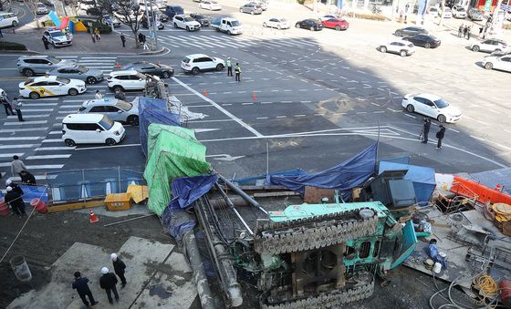 대구 만촌네거리 공사장 천공기 전도…3명 부상