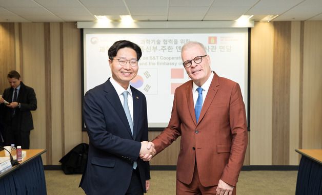 주한덴마크대사와 기념촬영하는 구혁채 제1차관