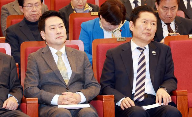 국회정각회 신춘법회, 나란히 앉은 여야 대표