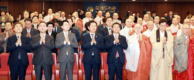 합장하는 정청래 대표와 장동혁 대표