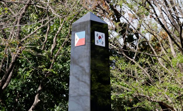 한국전 참전기념비에 헌화하는 이재명 대통령