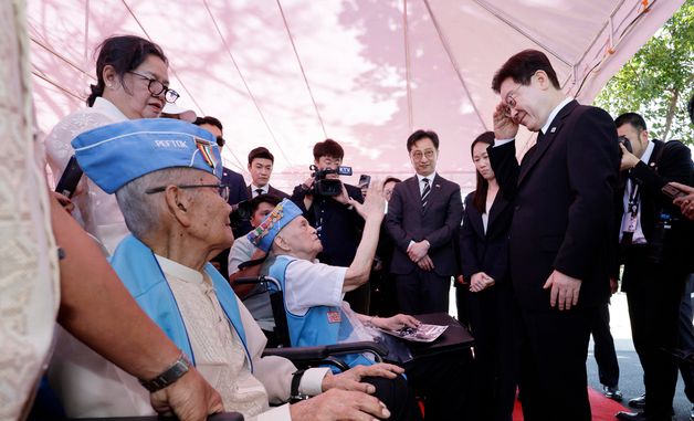 한국전 참전용사 향해 경례하는 이재명 대통령