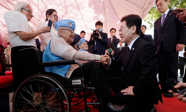 참전용사와 인사 나누는 이재명 대통령