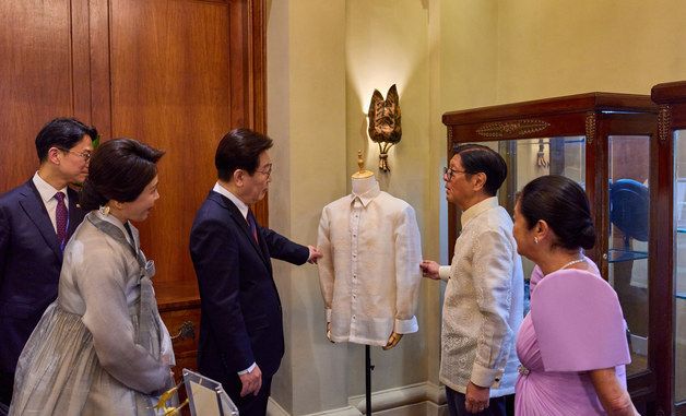 선물 교환식 하는 이재명 대통령