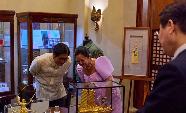 이재명 대통령 선물 살펴보는 필리핀 정상 내외