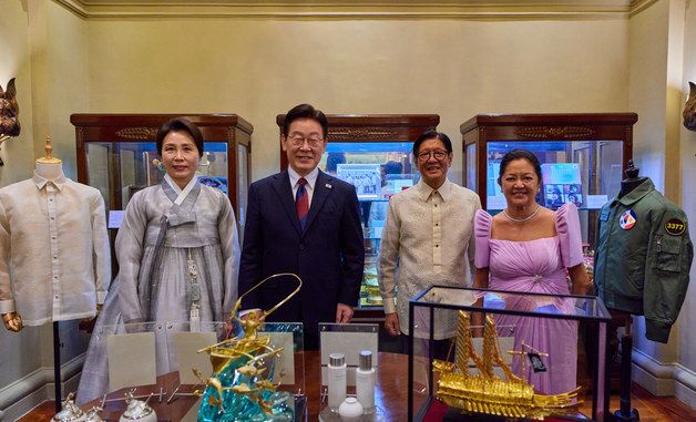 한·필리핀 선물교환식 기념촬영 하는 이재명 대통령