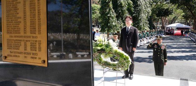 한국전 참전기념비 찾은 이재명 대통령