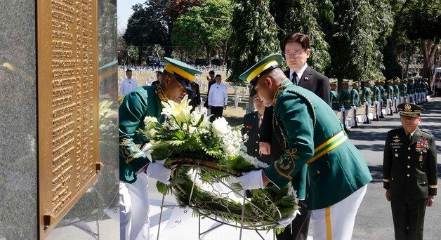 한국전 참전기념비에 헌화하는 이재명 대통령