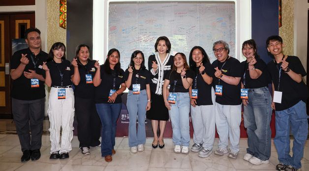 자원봉사자들과 기념촬영 하는 김혜경 여사