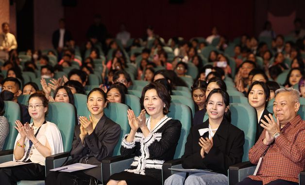 모두의 케이팝 공연 관람하는 김혜경 여사