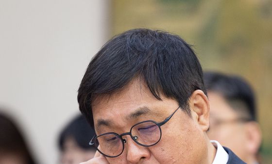 자료 살피는 최휘영 문체부 장관