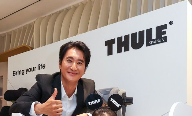 툴레 키즈 카시트에 앉아 포즈 취하는 신현준 부녀