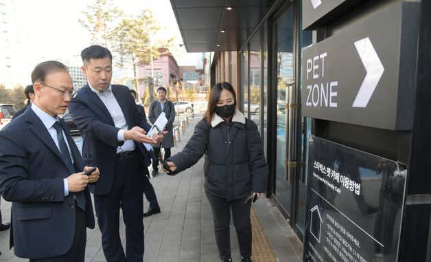 반려동물 동반출입 음식점 현장 방문한 김용재 식약처 차장