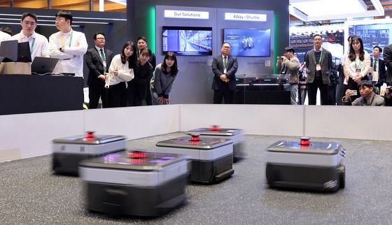 자율주행 물류로봇 퍼레이드