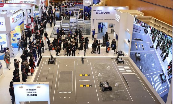 북적이는 AW 2026