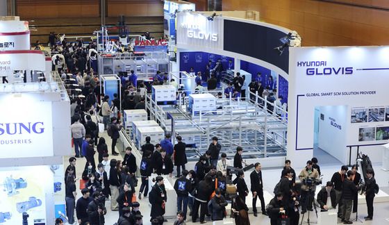 북적이는 AW 2026