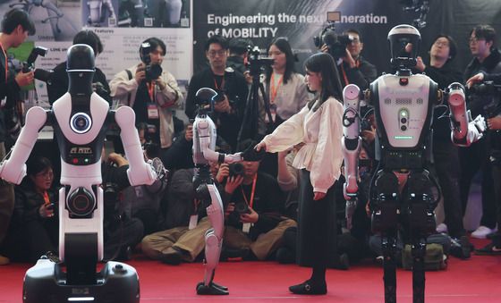 한국 찾은 중국 휴머노이드 로봇들