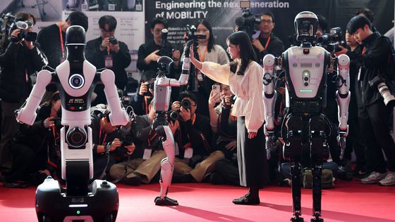 한국 찾은 중국 휴머노이드 로봇과 인사