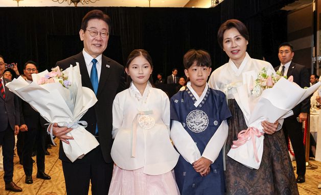 화동들과 함께 기념촬영 하는 이재명 대통령·김혜경 여사