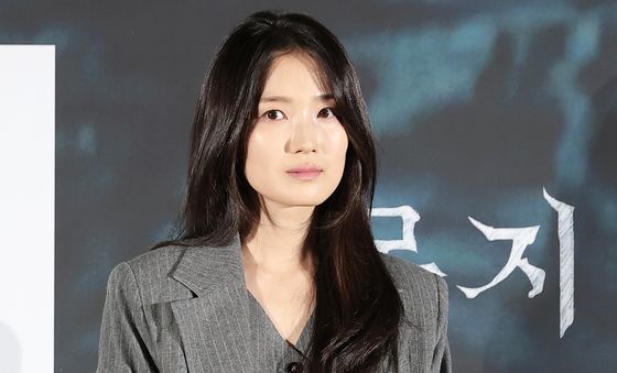 김혜윤, 서늘한 눈빛