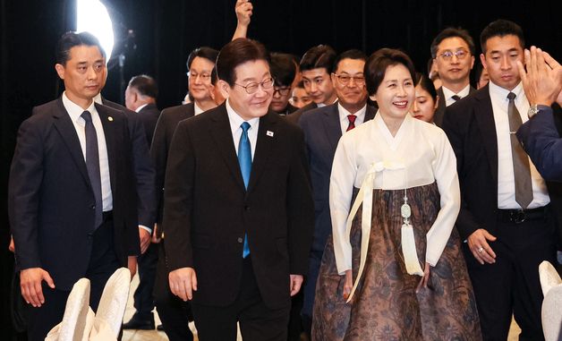 필리핀 동포 간담회 참석하는 이재명 대통령·김혜경 여사