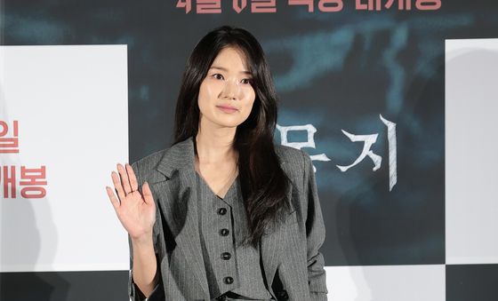 김혜윤, 빛나는 손 인사