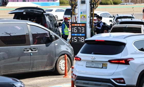 국제유가 급등, 붐비는 주유소