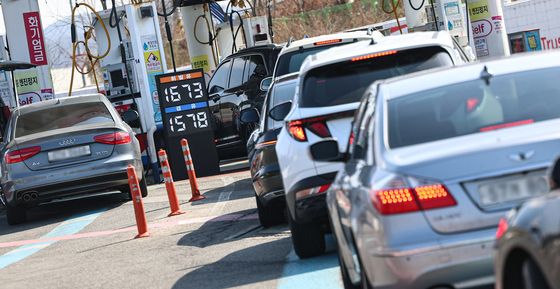 국제유가 급등, 붐비는 주유소