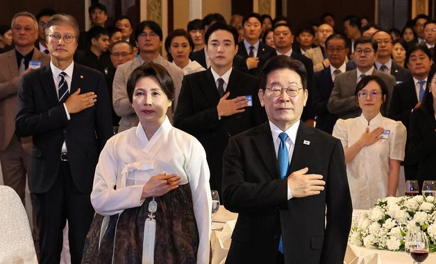 국민의례 하는 이재명 대통령· 김혜경 여사