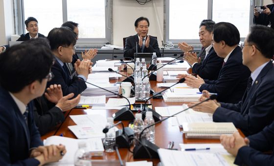 마주 앉은 여야, 손뼉치며 한미 전략적 투자관리를 위한 특별법 심사 돌입