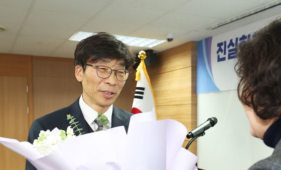 취임 축하 꽃다발 받는 송상교 진화위원장