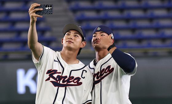 셀카 찍는 이정후와 안현민