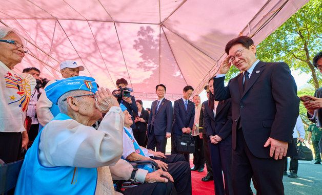 참전용사 향해 경례하는 이재명 대통령