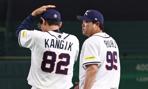 강인권 코치와 대화하는 류현진