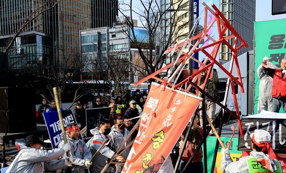 송전탑 모형 무너뜨리는 송전탑 반대 전국 대책위