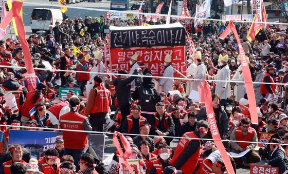 퍼포먼스하는 송전탑 반대 전국 대책위 회원들