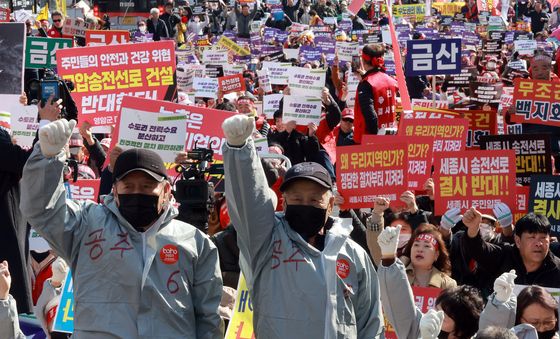 '송전선로 전면 재검토' 구호 외치는 송전탑 반대 대책위 회원들
