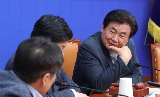 대화하는 소병훈 위원장