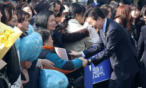 성동구민들과 인사나누는 정원오