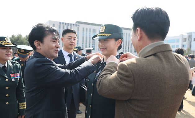 임관장교에 계급장 수여하는 안규백 장관