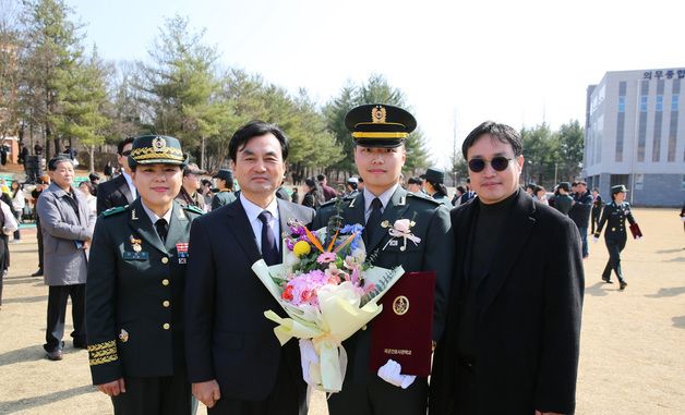 임관장교와 기념촬영하는 안규백 장관