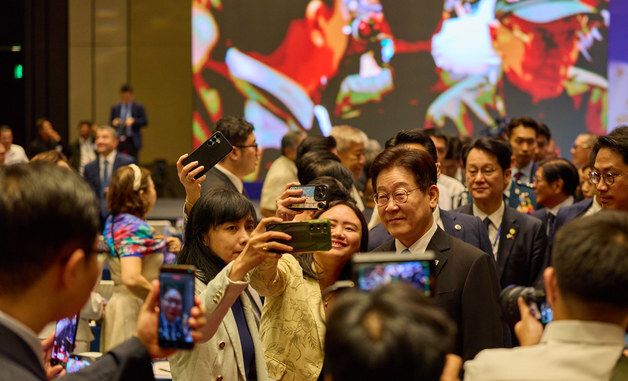 한·필리핀 비즈니스 포럼 참석자들과 기념촬영 하는 이재명 대통령