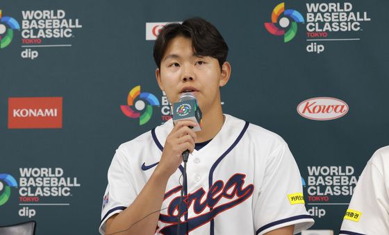 기자회견하는 소형준