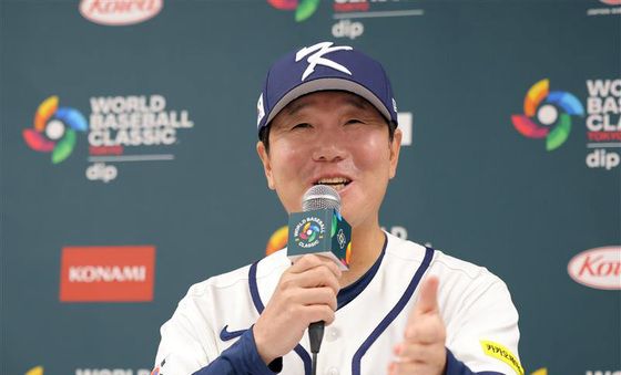 기자회견하는 류지현 감독