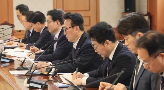 중동 상황점검 관계부처회의 주재하는 김민석 총리